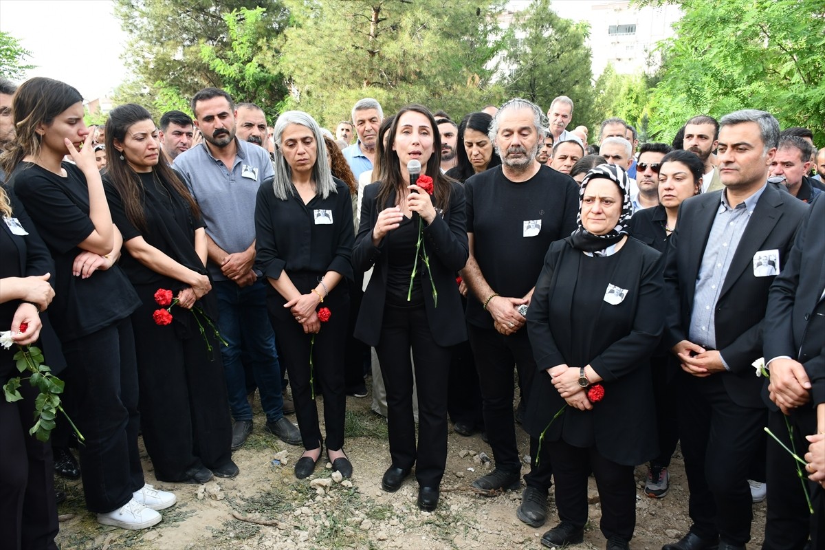 DEM Parti Eş Genel Başkanı Tülay Hatimoğulları (sol 2), İstanbul'da geçirdiği kalp krizi sonucu...