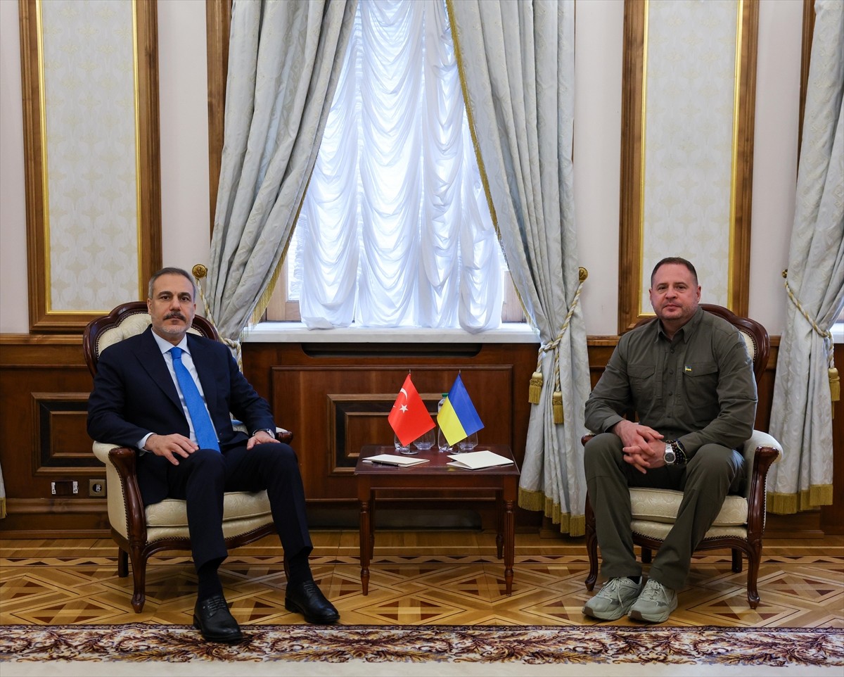 Dışişleri Bakanı Hakan Fidan (solda), Ukrayna ziyareti kapsamında Ukrayna Devlet Başkanlığı Ofisi...
