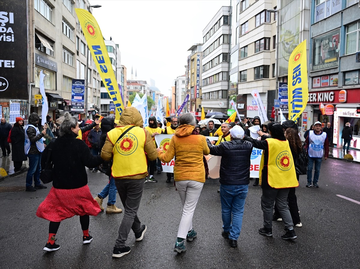 DİSK, KESK, TMMOB ve TTB öncülüğünde bir araya gelenler, 1 Mayıs Emek ve Dayanışma Günü'nü Kadıköy...