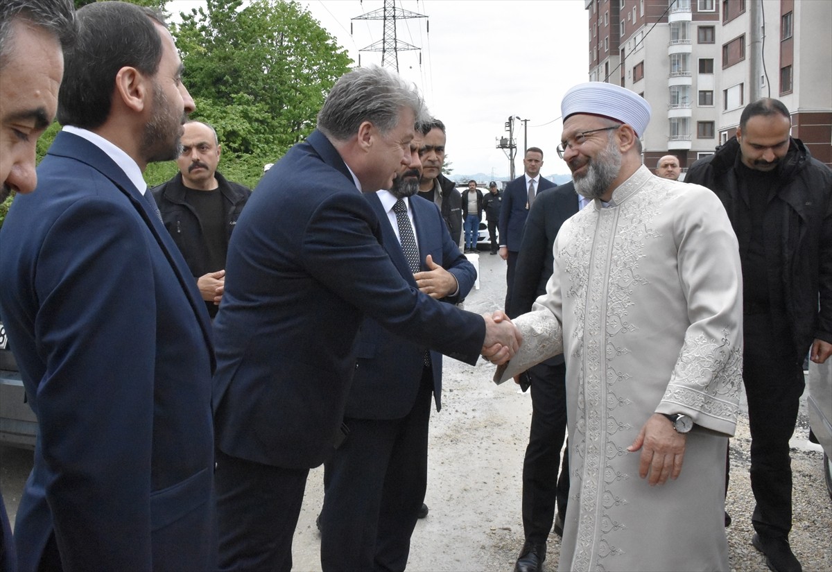 Diyanet İşleri Başkanı Ali Erbaş, Altınordu ilçesinin Karapınar Mahallesi'ndeki Mustafa Yılmaz...