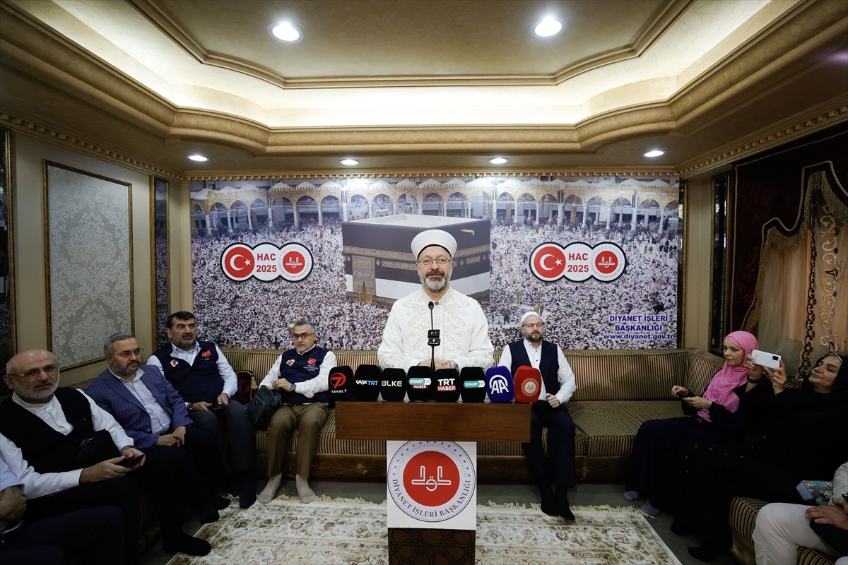 Diyanet İşleri Başkanı Ali Erbaş, Mekke Din Hizmetleri Ataşeliğinde düzenlenen 2025 Yılı Hac...