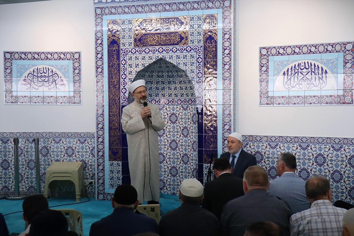 Diyanet İşleri Başkanı Prof. Dr. Ali Erbaş, Avusturya'da hutbe irat edip, cuma namazı...