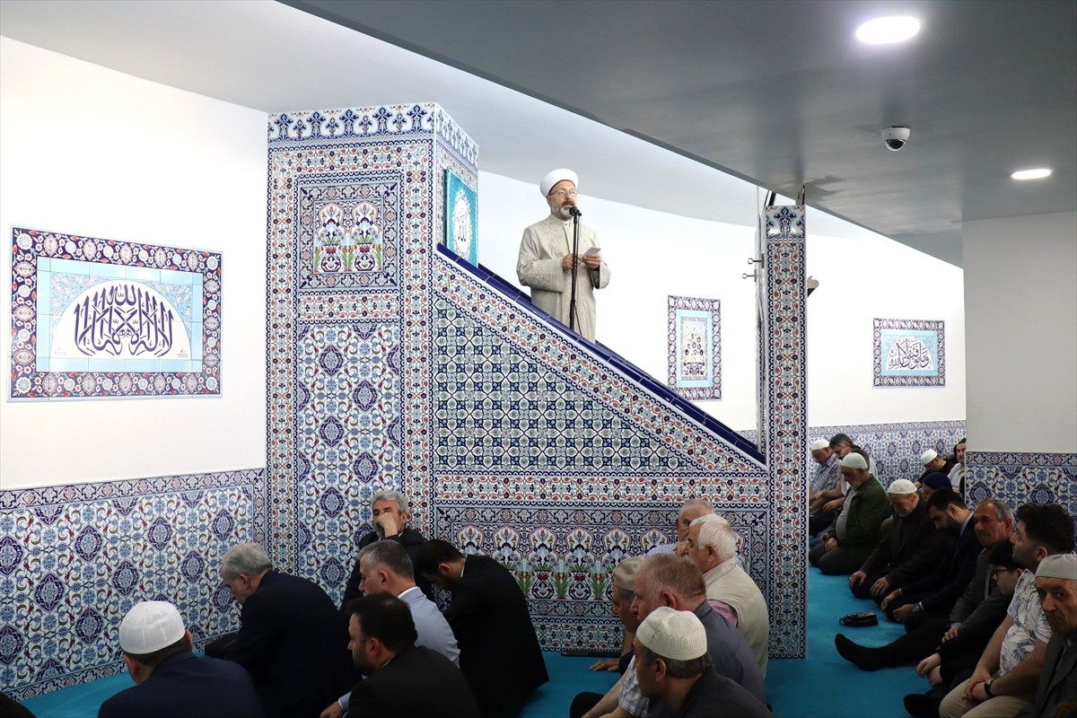 Diyanet İşleri Başkanı Prof. Dr. Ali Erbaş, Avusturya'da hutbe irat edip, cuma namazı...