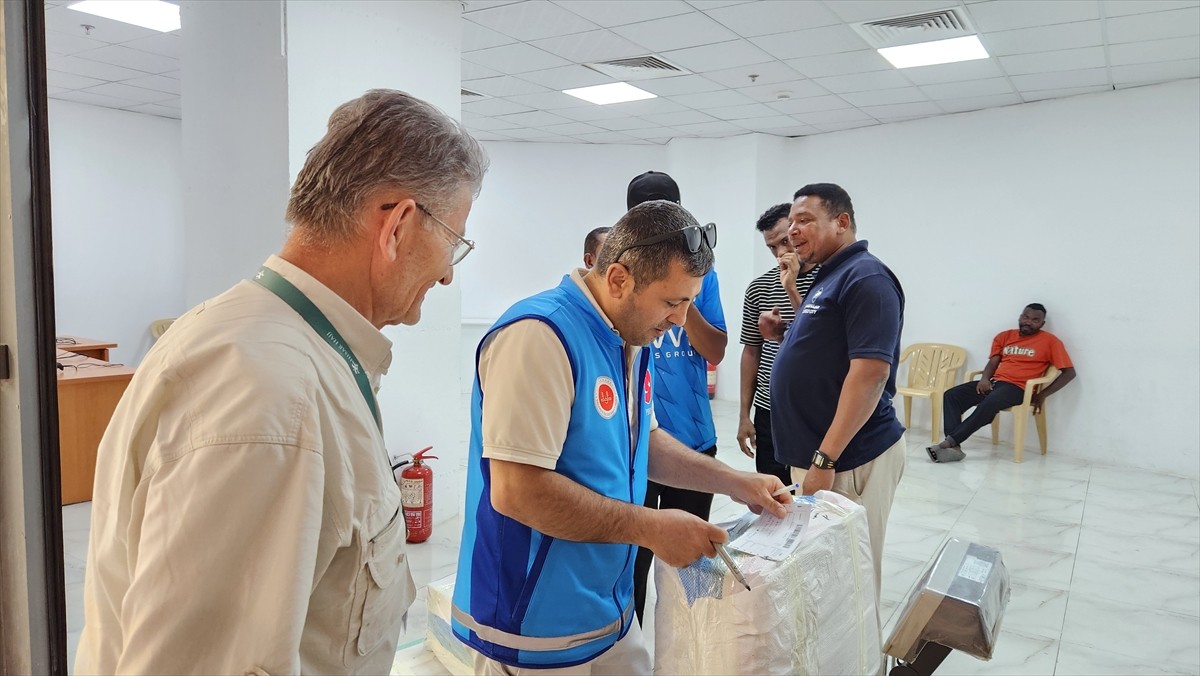 Diyanet İşleri Başkanlığı, hacıların kutsal topraklarda aldığı hurma ve diğer hediyelik eşyaları...