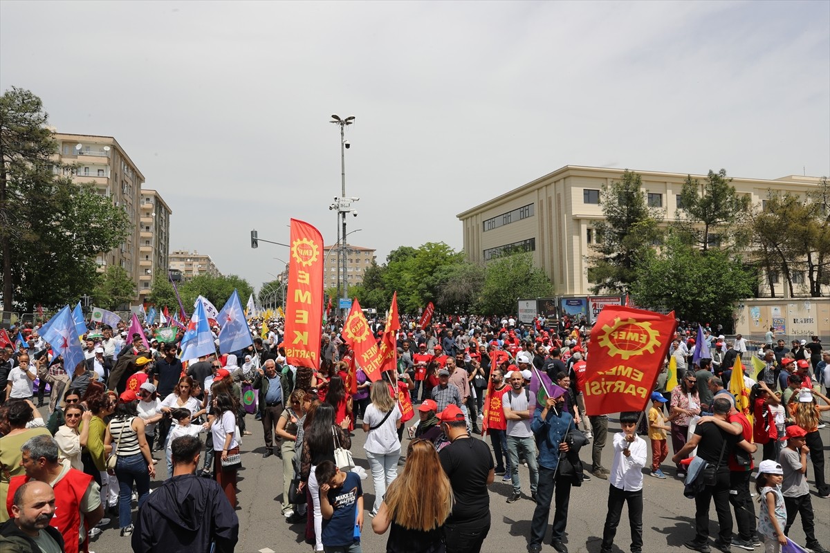 Diyarbakır'da 1 Mayıs Emek ve Dayanışma Günü dolayısıyla, Merkez Yenişehir ilçesindeki İstasyon...