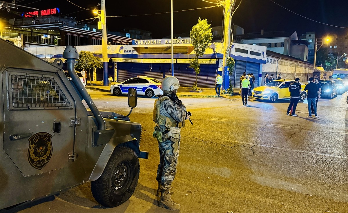 Diyarbakır'da 300 polisin katılımıyla "Narko Hançer" uygulaması gerçekleştirildi. Uygulamada, 2...