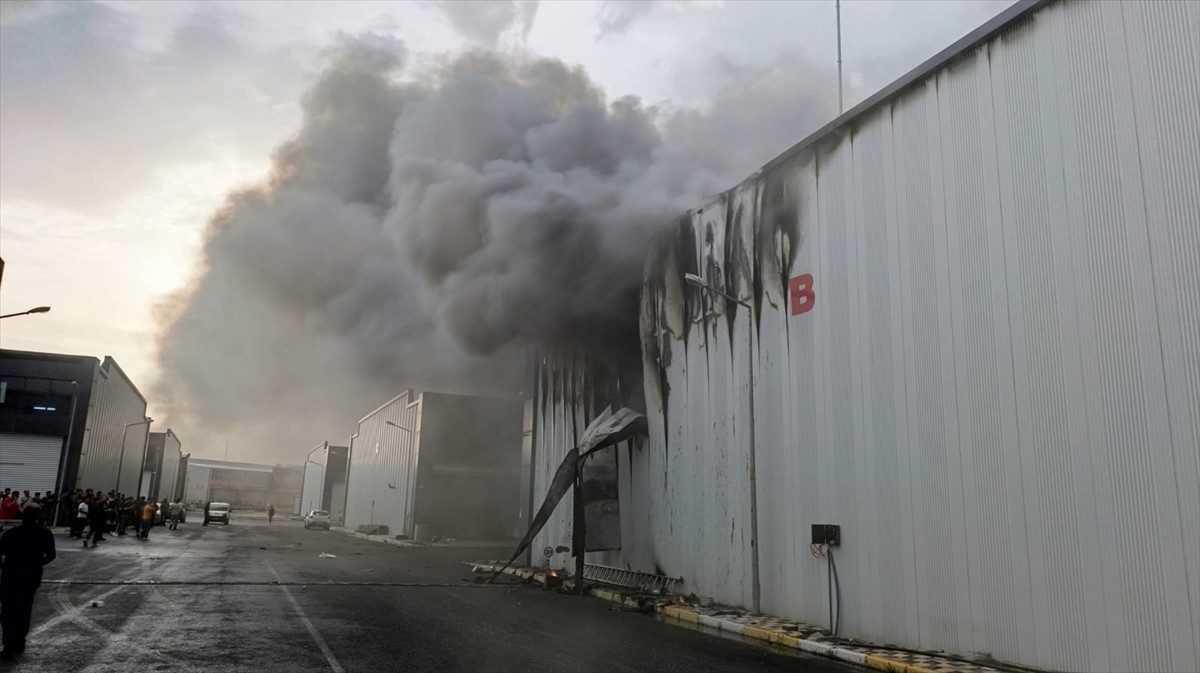 Diyarbakır'da bir sanayi sitesinde kimyasal maddelerin bulunduğu depoda çıkan yangına itfaiye...