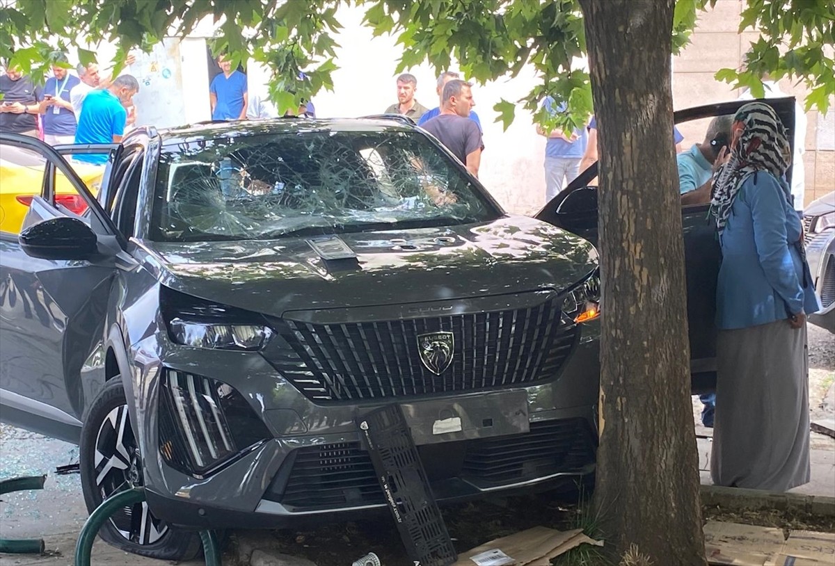 Diyarbakır'da Gazi Yaşargil Eğitim ve Araştırma Hastanesi bahçesinde oturanlara otomobilin...