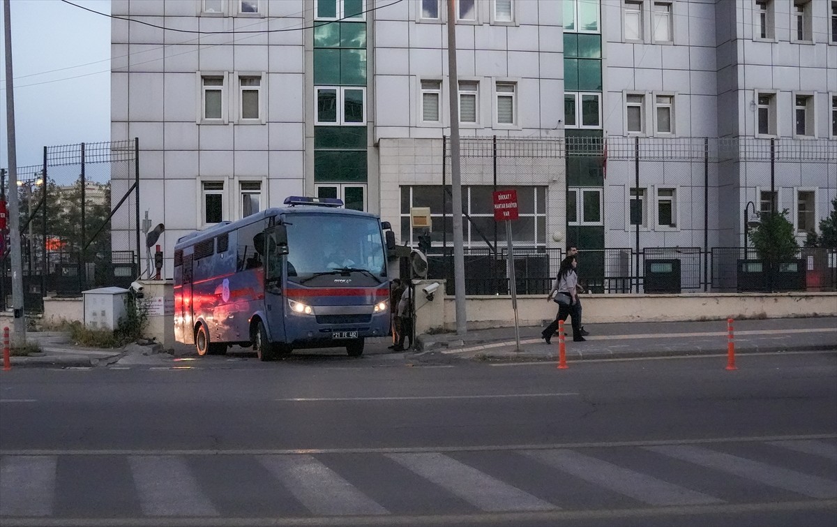 Diyarbakır'da Narin Güran cinayetine ilişkin 6'sı tutuklu 12 sanık ile suça sürüklenen 3 çocuğun...