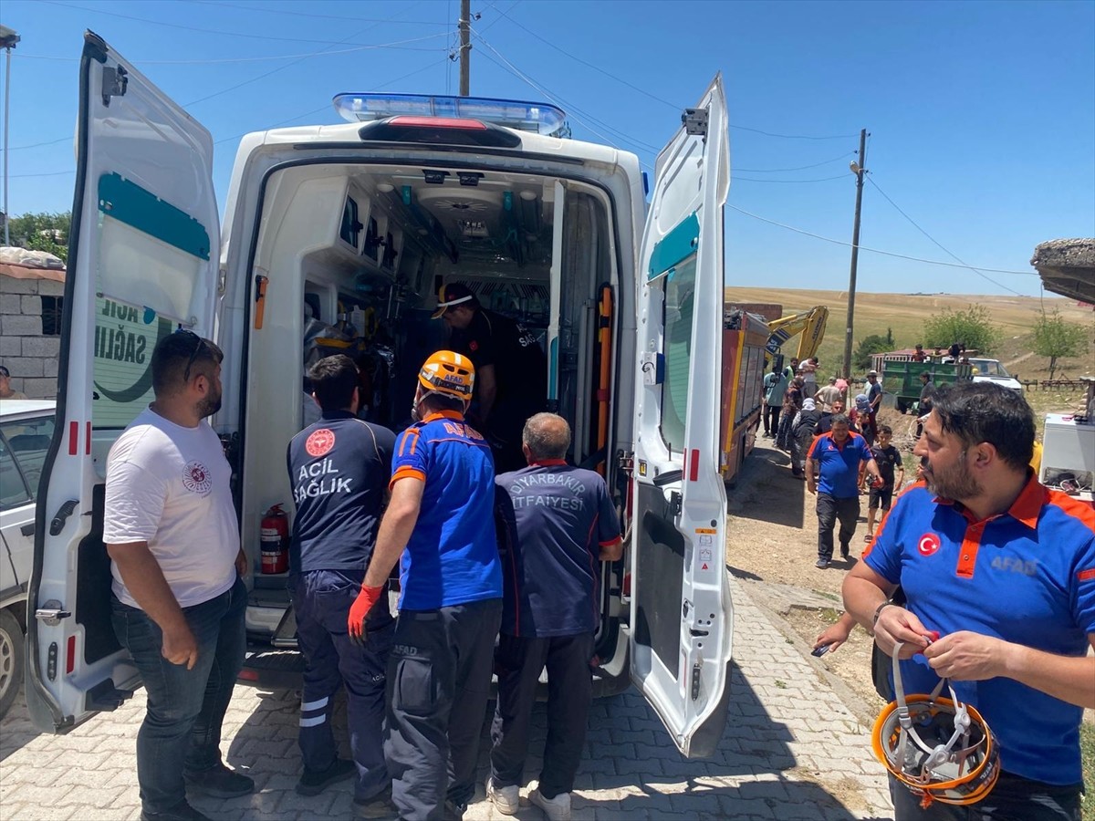 Diyarbakır'ın merkez Sur ilçesinde, düştüğü çukurda sıkışan çocuk AFAD ekiplerince...