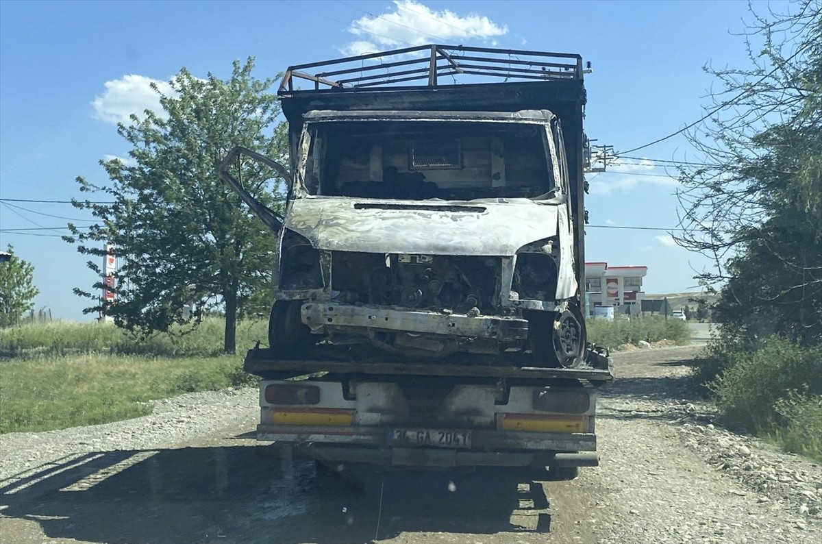 Diyarbakır'ın merkez Sur ilçesinde yanmış bir kamyonette 2 ceset bulundu. Araç, ekiplerin olay...