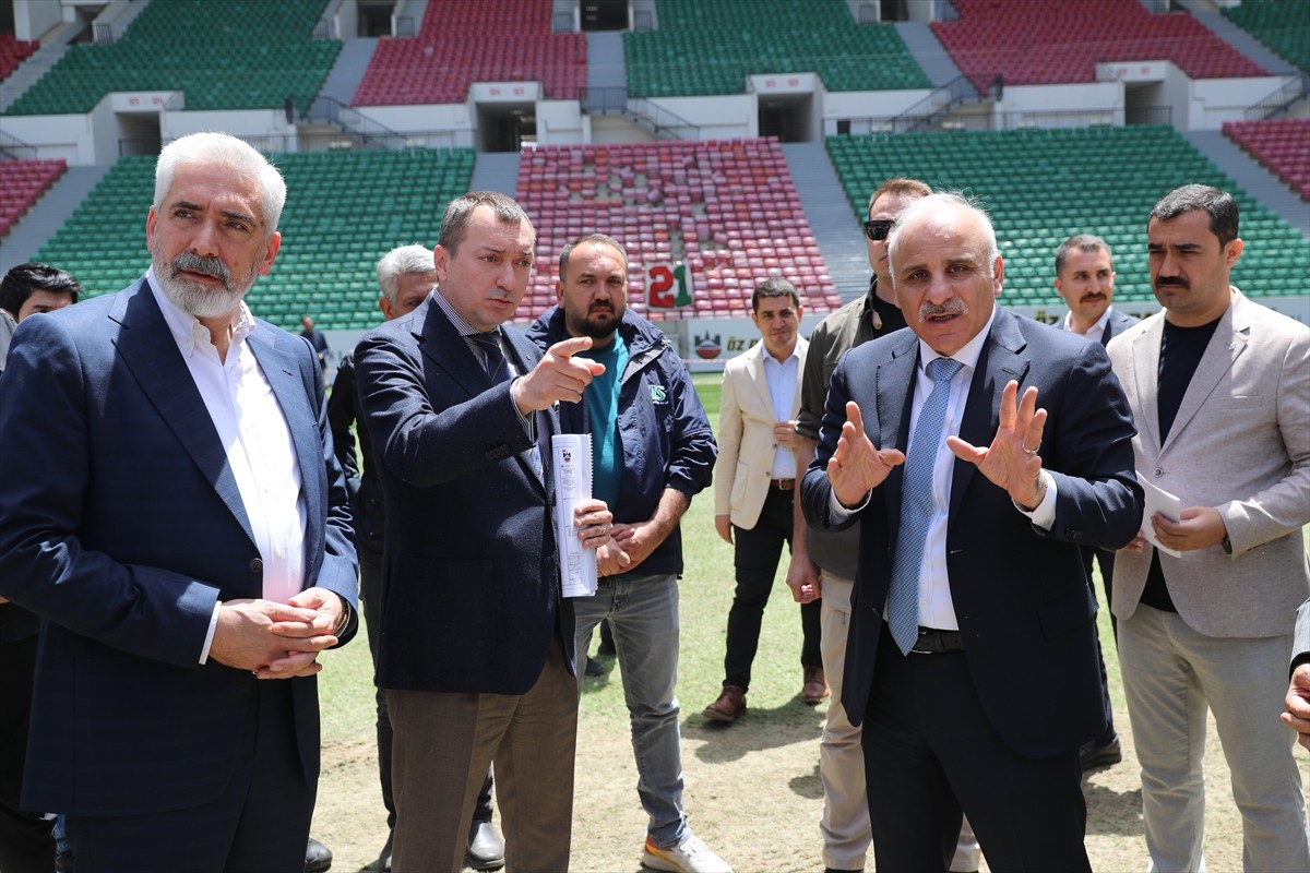 Diyarbakır Valisi Murat Zorluoğlu, beraberinde AK Parti Diyarbakır Milletvekili Mehmet Galip...