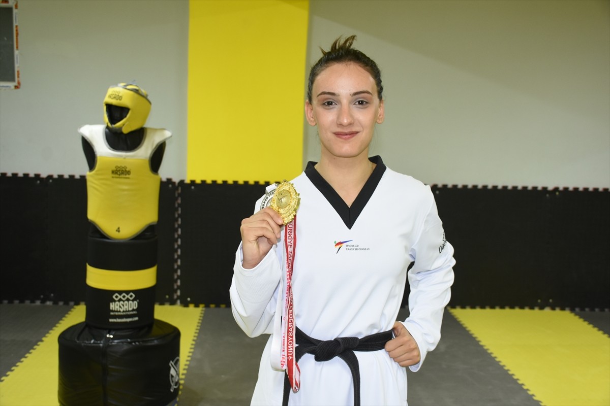 Doğuştan işitme engelli tekvandocu Zerda Polat, Japonya'nın başkenti Tokyo'da 15-26 Kasım...