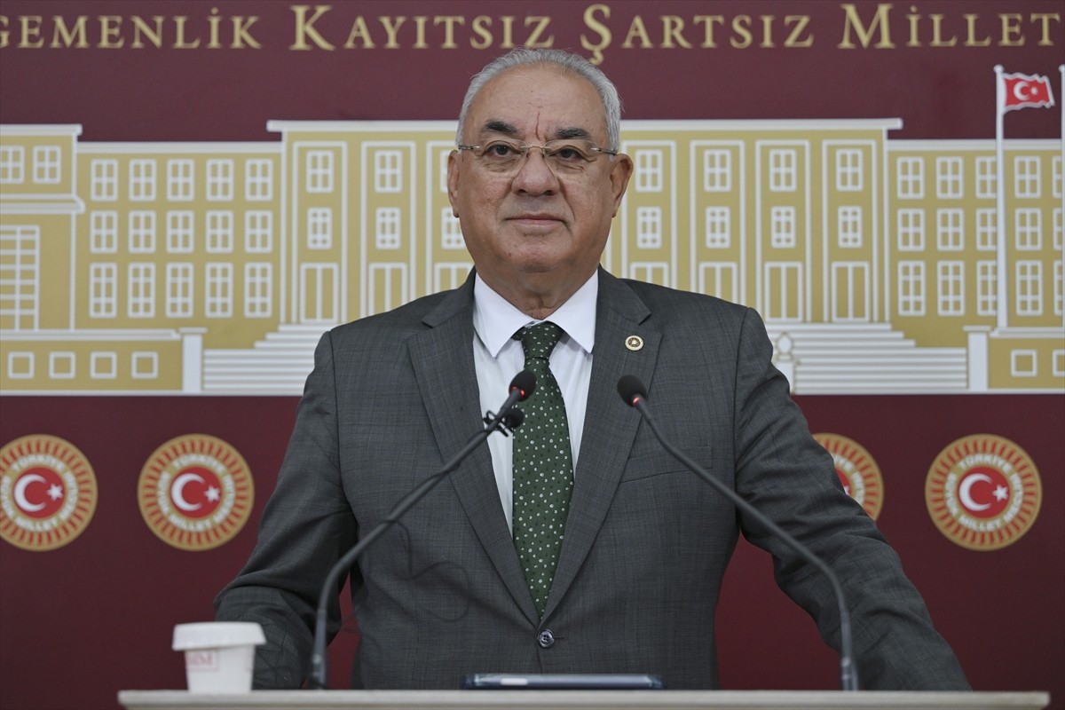 DSP Genel Başkanı Önder Aksakal, TBMM'de düzenlediği basın toplantısında "Terörsüz Türkiye"...