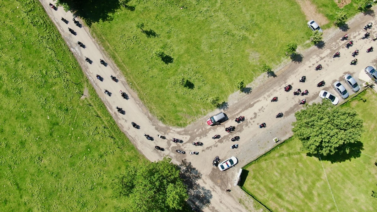 Düzce'de 150 motosikletli, 19 Mayıs Atatürk'ü Anma Gençlik ve Spor Bayramı dolayısıyla motosiklet...