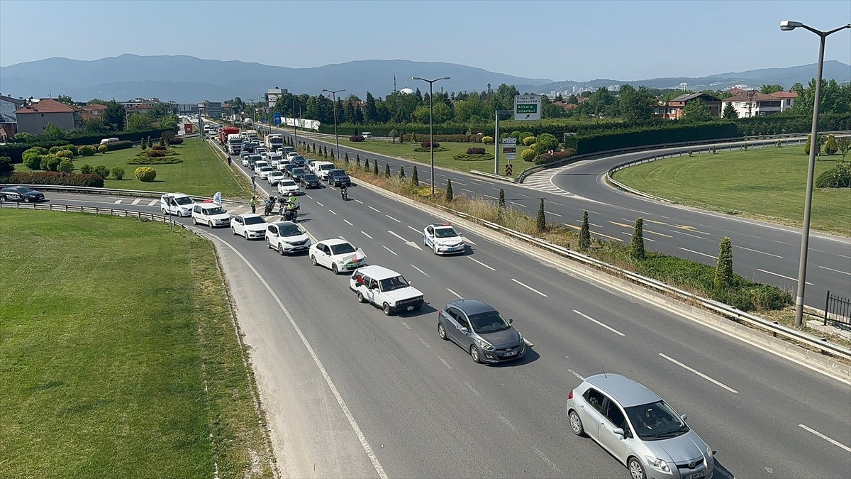 Düzce'de, İsrail’in saldırılarını sürdürdüğü Gazze’deki Filistinlilere destek amacıyla "Sessiz...