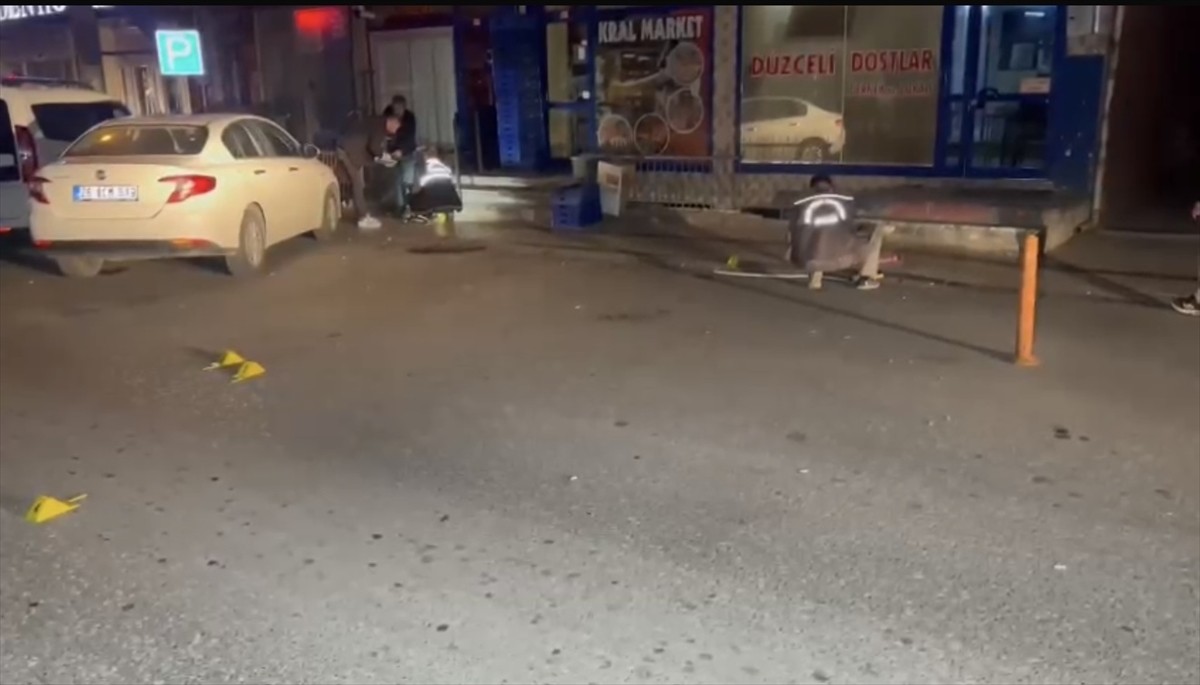 Düzce'de kıraathanede çıkan silahlı kavgada 1 kişi yaralandı.  