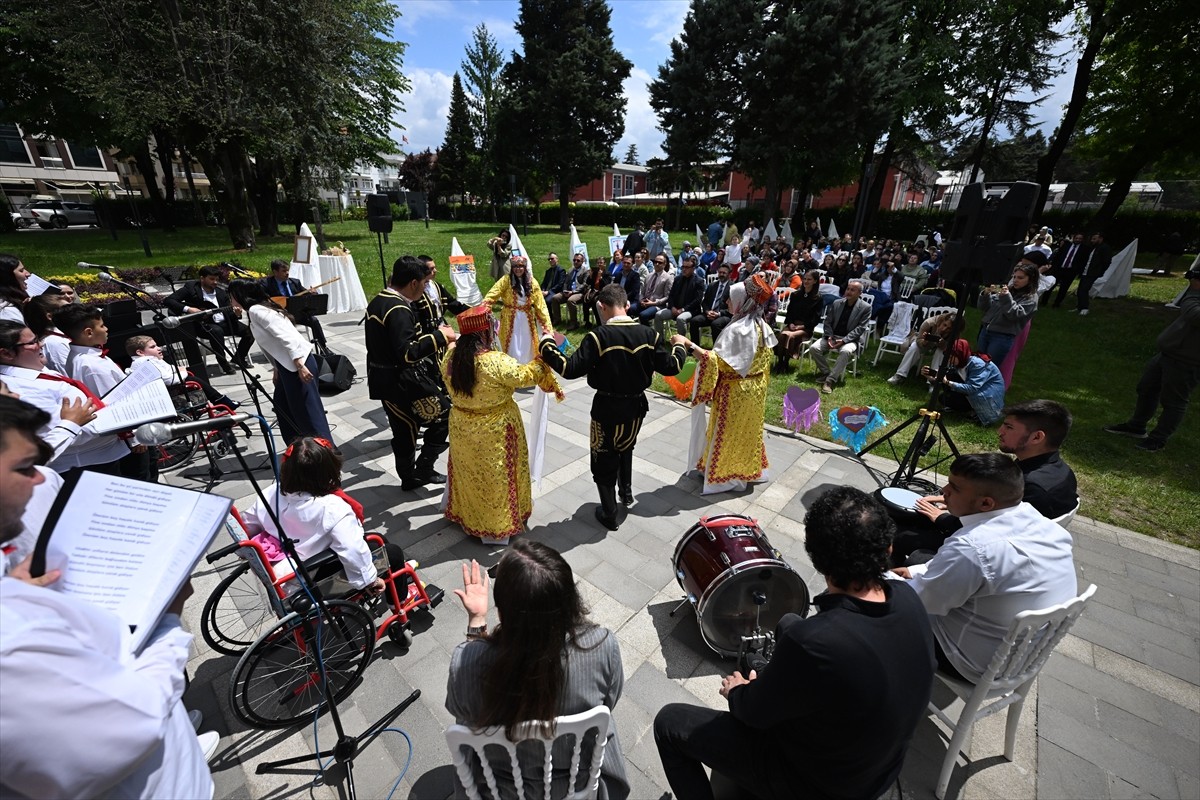 Düzce'de özel gereksinimli öğrencilerden oluşan koro "Engelliler Haftası" dolayısıyla düzenlenen...