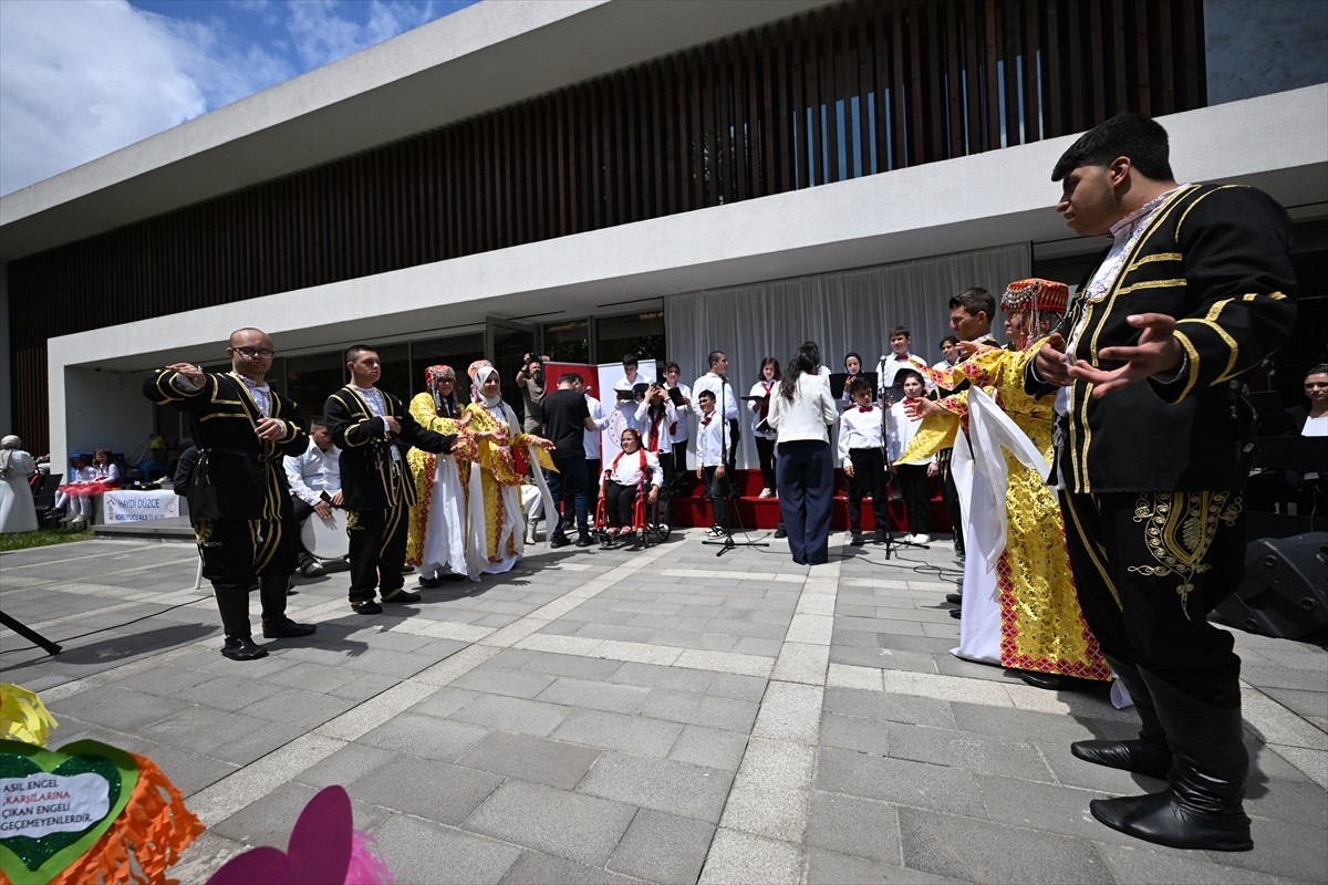 Düzce'de özel gereksinimli öğrencilerden oluşan koro "Engelliler Haftası" dolayısıyla düzenlenen...