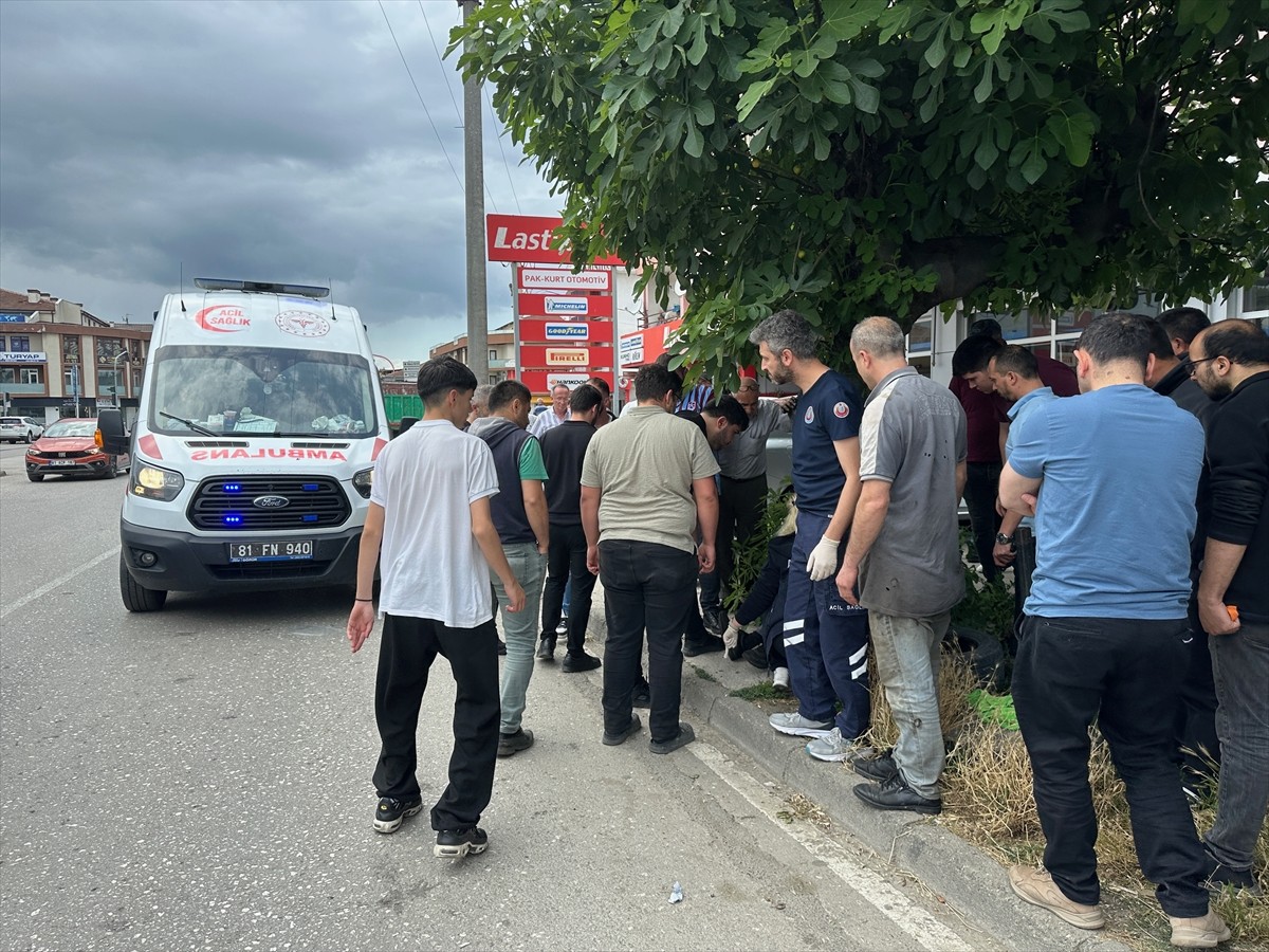 Düzce'de, seyir halindeki kamyonun açılan dorse kapağının çarptığı bisikletli yaralandı.