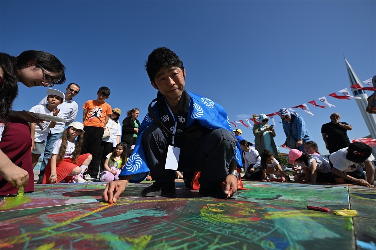 Düzce'nin Akçakoca ilçesinde bu yıl ilki düzenlenen 10 ülkeden 41 ressamın katıldığı "Uluslararası...