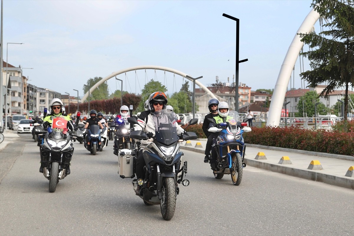 Düzce Valisi Selçuk Aslan, (önde sol 3) sürüş güvenliğine dikkati çekmek için kask takarak...