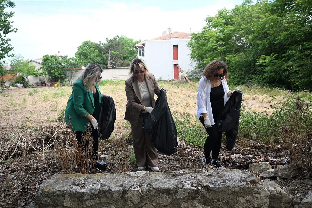 Edirne'de çevre temizliği yapan kadınlar, ardından dostluk maçında karşı karşıya geldi.