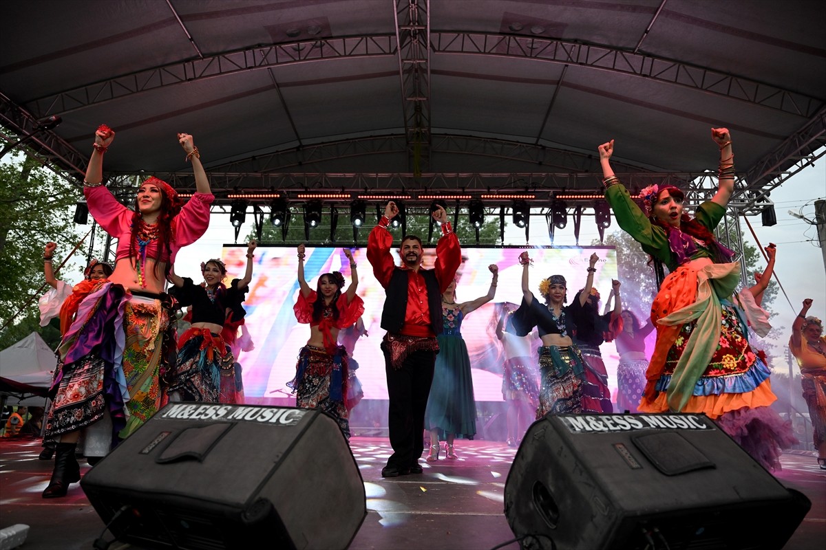 Edirne'de düzenlenen Kakava ve Hıdırellez Şenlikleri'nin 3. günü konserlerle sürdü. Konserleri çok...