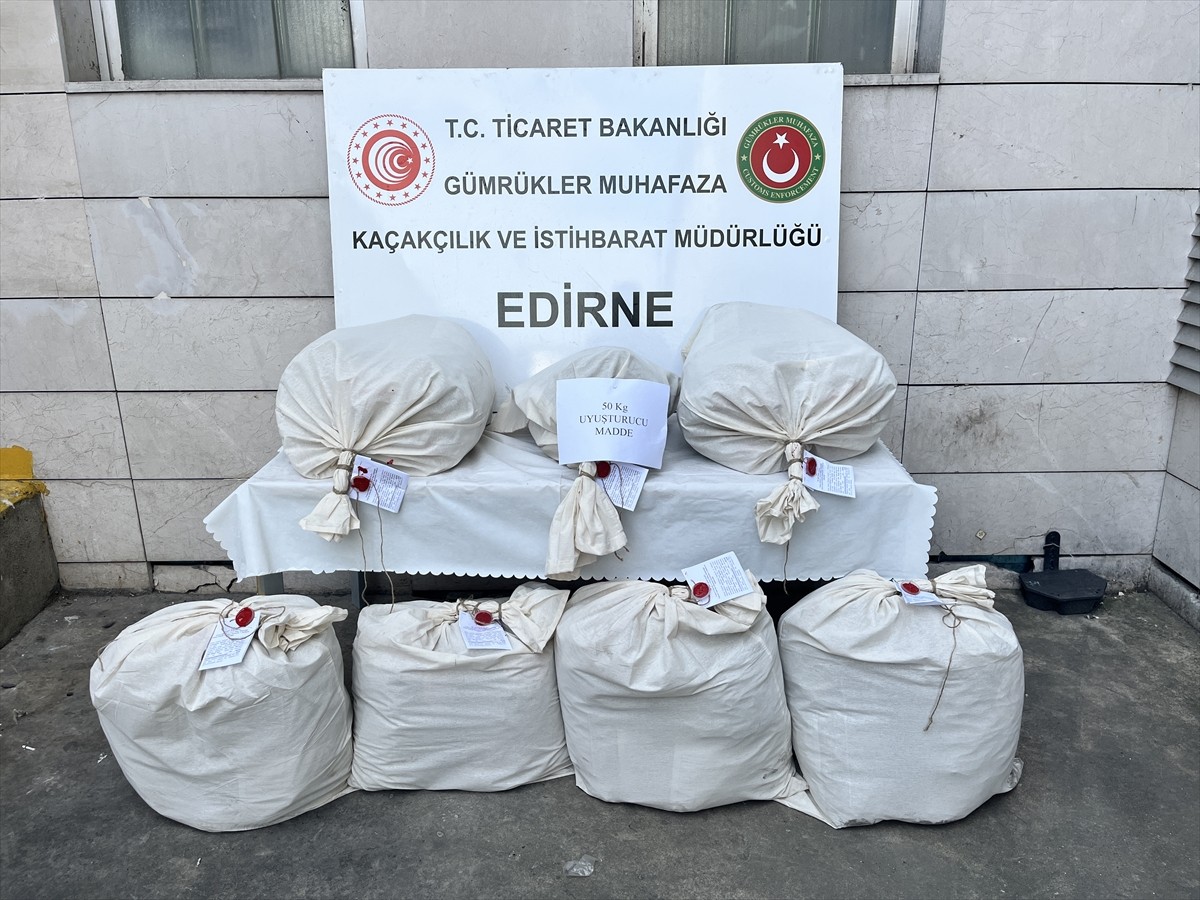 Edirne'de Kapıkule Sınır Kapısı'nda düzenlenen operasyonda 49 kilo 866 gram uyuşturucu ele...