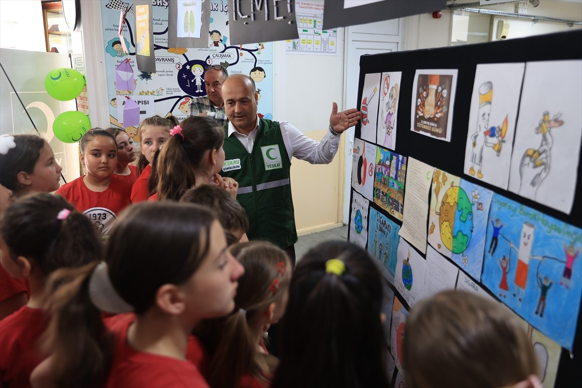  Edirne'de minikler, "Dünya Tütünsüz Günü" kapsamında düzenlenen etkinlikte ailelerinden sigarayı...