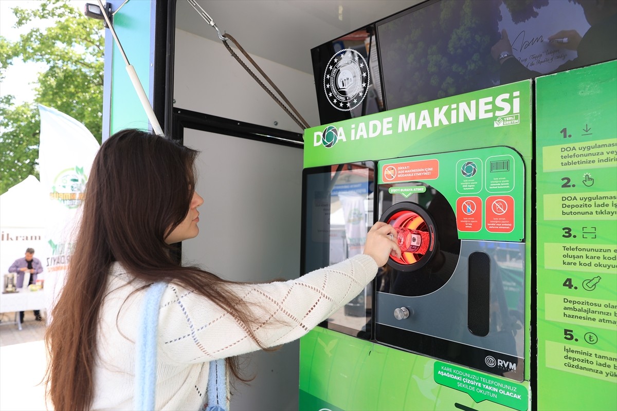 Edirne'de, "Yeşil Kampüs Festivali" kapsamında "Çevre Tırı" kapılarını Trakya Üniversitesi'nde...