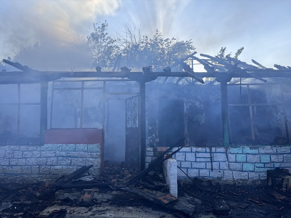 Edirne'nin Süloğlu ilçesinde ev yangında kullanılamaz hale geldi.