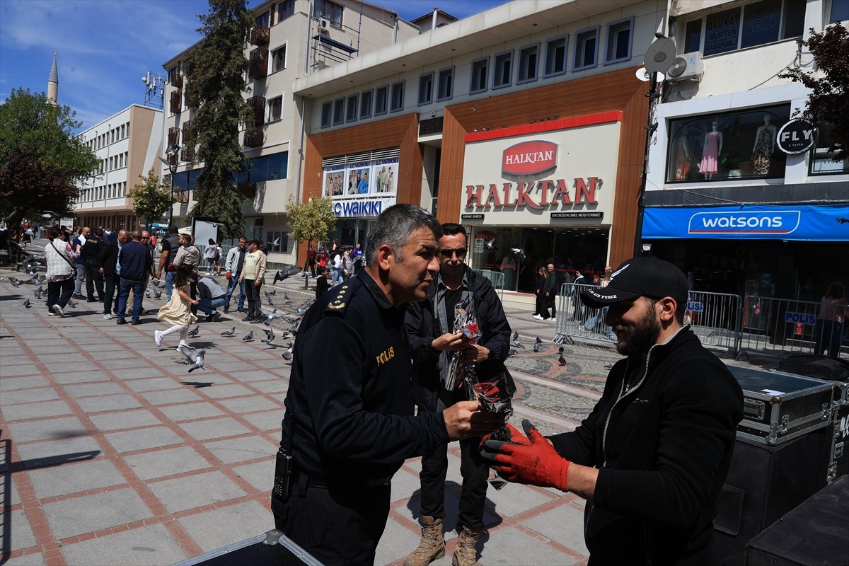 Edirne Emniyet Müdürü Onur Karaburun, 1 Mayıs Emek ve Dayanışma Günü dolayısıyla işçilere çiçek...
