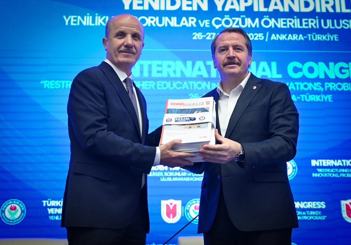 Eğitim-Bir-Sen ve İbn Haldun Üniversitesi işbirliğiyle Memur-Sen Genel Merkezi'nde düzenlenen...