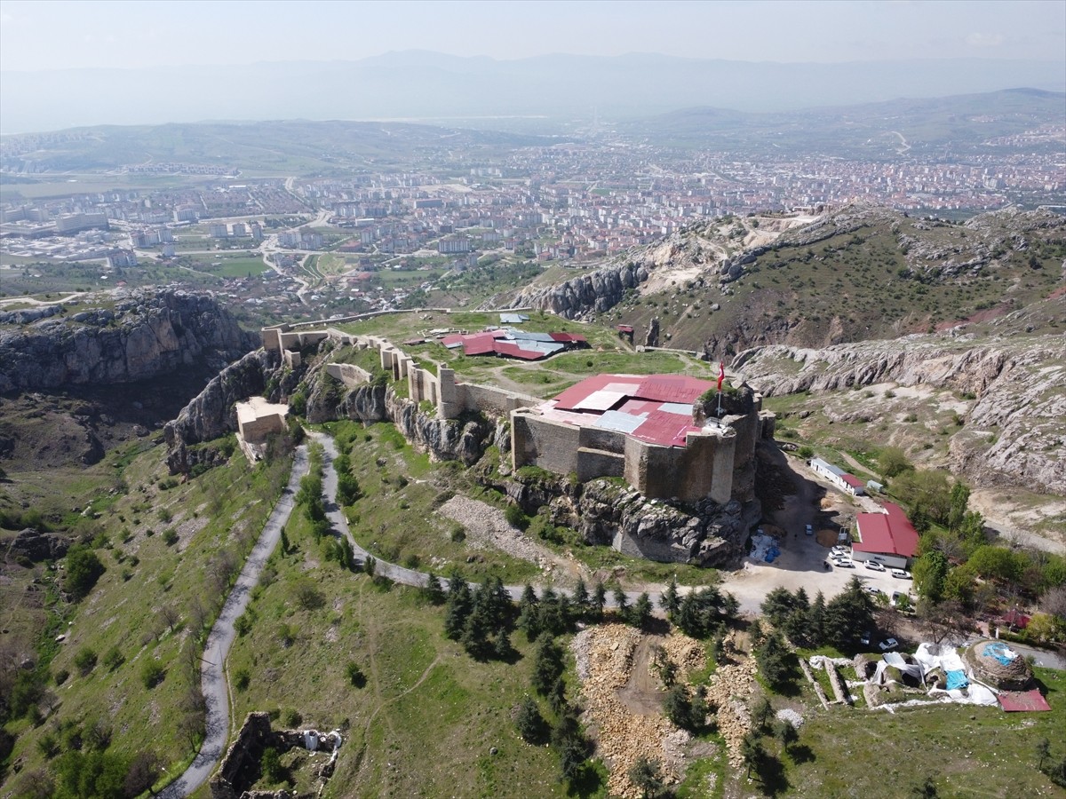 Elazığ'da tarihi Harput Kalesi'nde 17. sezon arkeolojik kazı çalışmalarına başlandı.