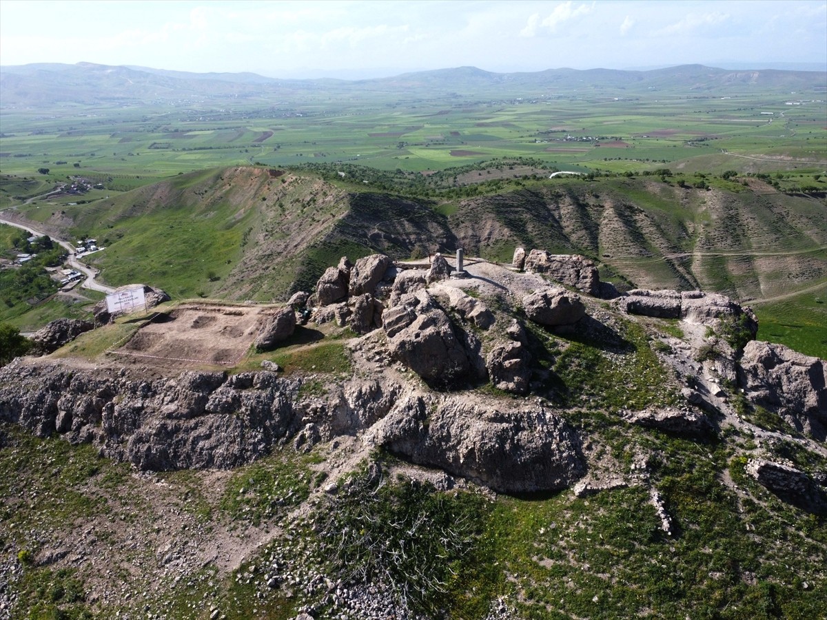  Elazığ'da, tarihi Palu Kalesi'nde arkeolojik kazı çalışmalarına başlandı.