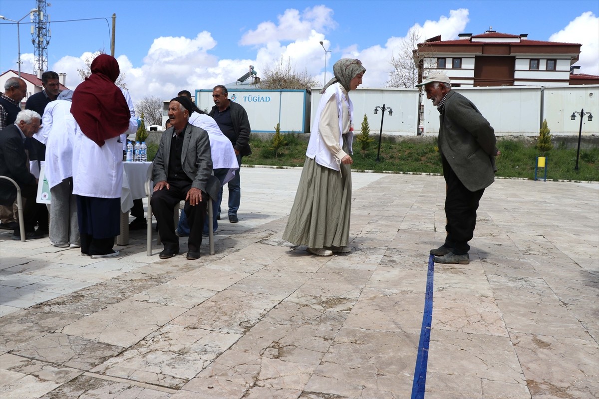 Elazığ'ın Baskil ilçesinde "Genç Yeryüzü Doktorları" tarafından farkındalık oluşturulması amacıyla...