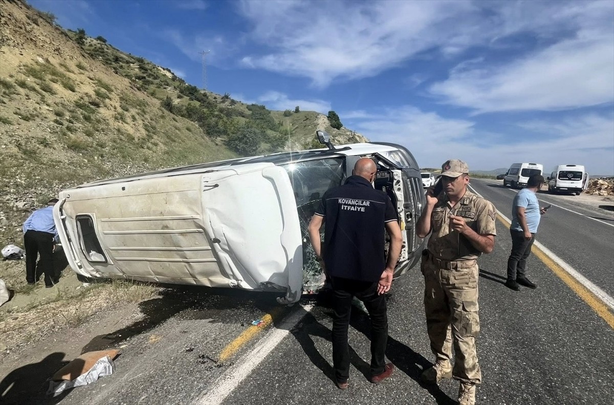 Elazığ'ın Palu ilçesinde yolcu minibüsünün devrilmesi sonucu 3'ü ağır 7 kişi yaralandı. Kaza...