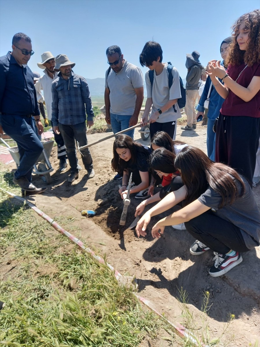 Elazığ Mehmet Koloğlu Anadolu Lisesi öğrencileri, Tadım Höyüğü ve Kalesi'nde arkeolojik kazı...