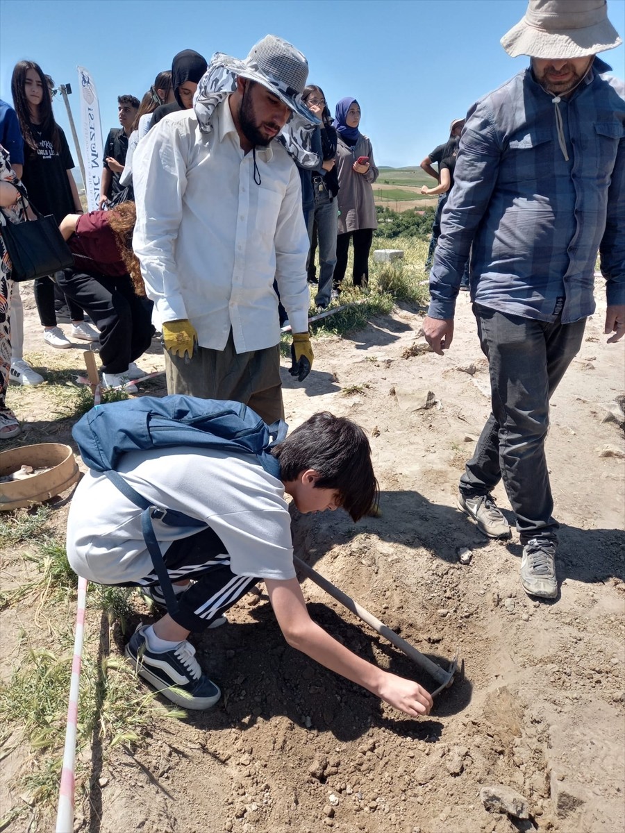 Elazığ Mehmet Koloğlu Anadolu Lisesi öğrencileri, Tadım Höyüğü ve Kalesi'nde arkeolojik kazı...