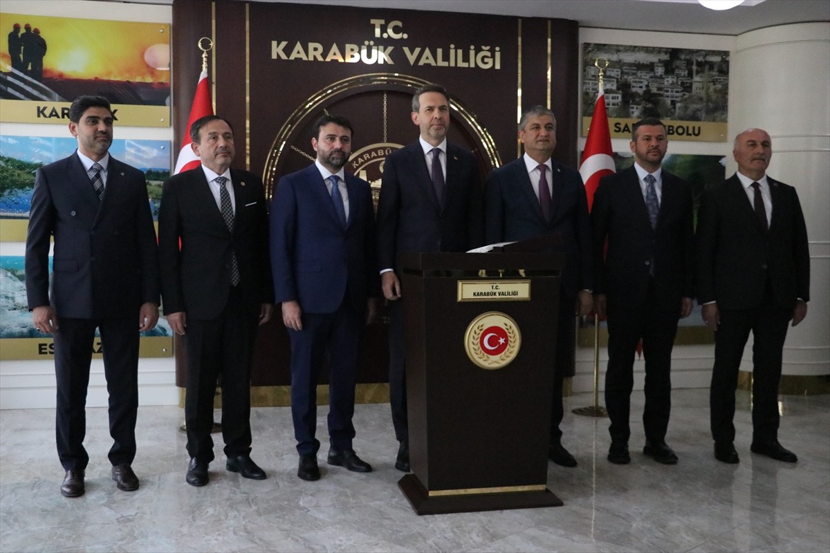 Enerji ve Tabii Kaynaklar Bakanı Alparslan Bayraktar, Karabük Valisi Mustafa Yavuz'u ziyaret etti.