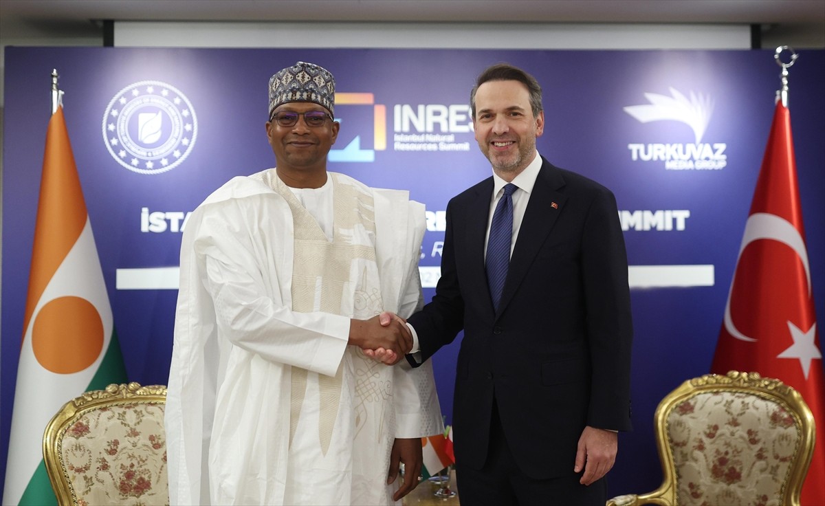 Enerji ve Tabii Kaynaklar Bakanı Alparslan Bayraktar (sağda), İstanbul Doğal Kaynaklar Zirvesi...