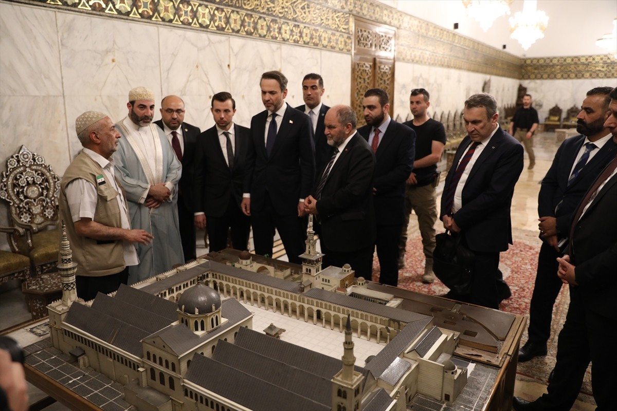 Enerji ve Tabii Kaynaklar Bakanı Alparslan Bayraktar, Suriye'nin başkenti Şam'da Emevi Camisi'ni...