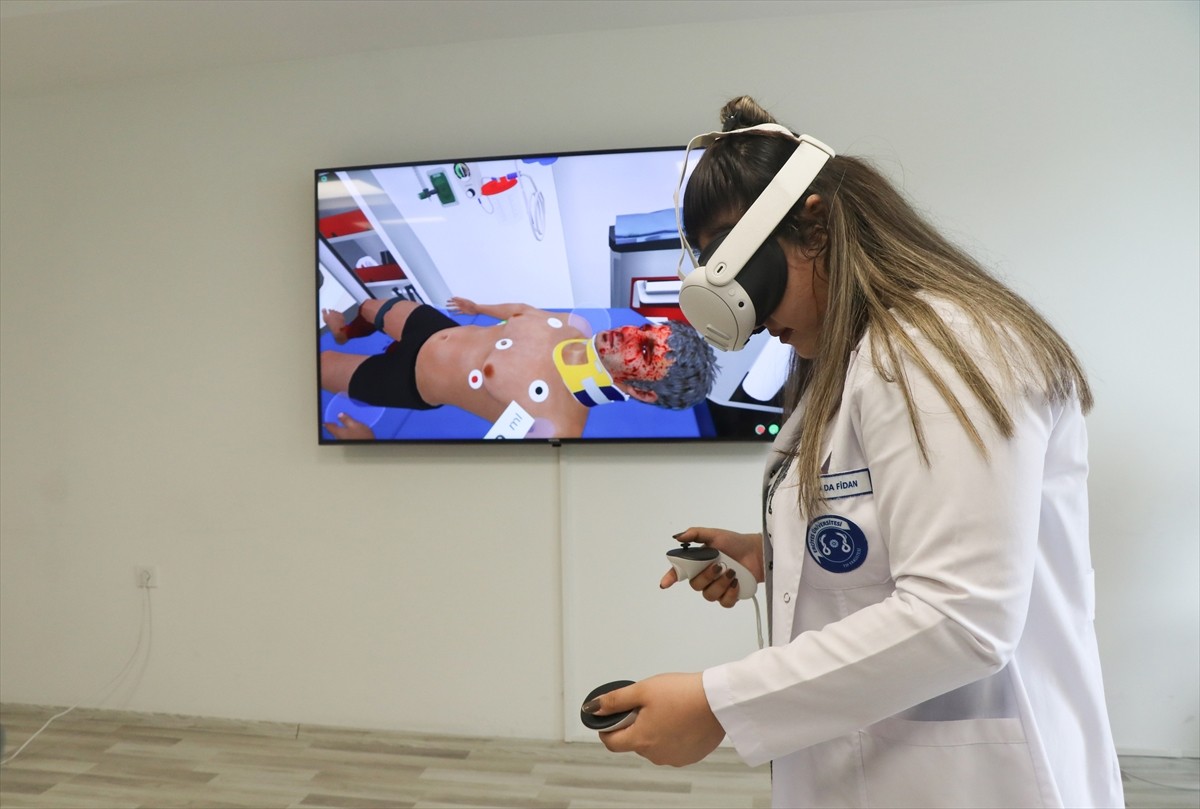 Erciyes Üniversitesi (ERÜ) Tıp Fakültesi'nde eğitim gören hekim ve uzman doktor adayları, sanal...