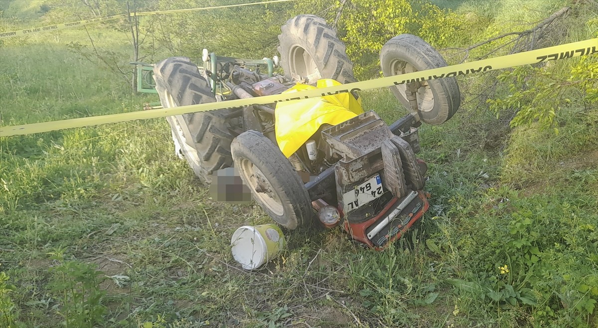 Erzincan'da, devrilen traktörün altında kalan sürücü yaşamını yitirdi.