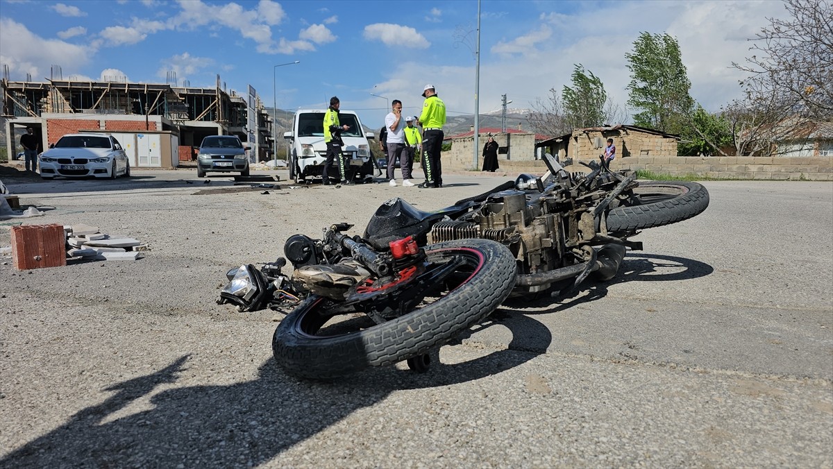 Erzincan'da hafif ticari araçla çarpışan motosiklet sürücüsü hayatını kaybetti.