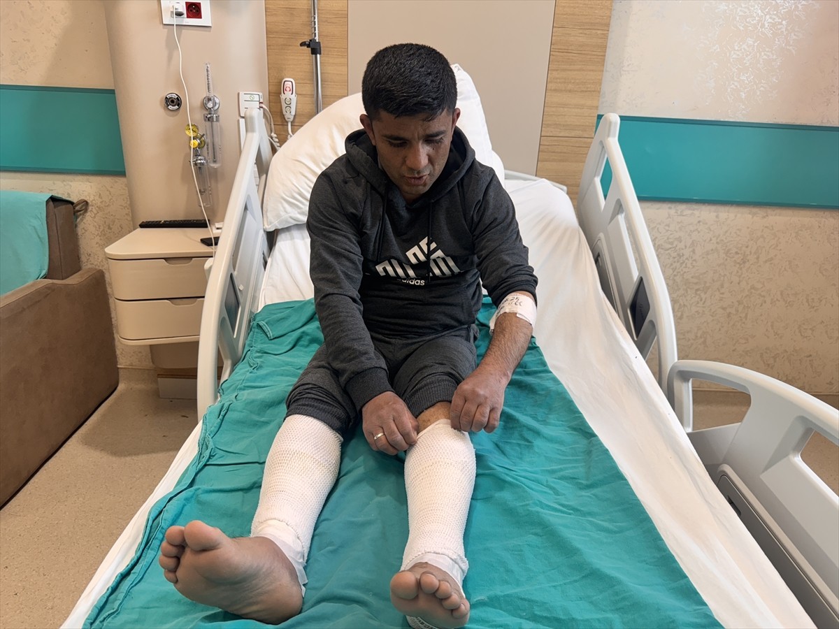 Erzincan'da mikserden dökülen beton harcının bir kısmının çizmelerinden içeri girmesi sonucu...