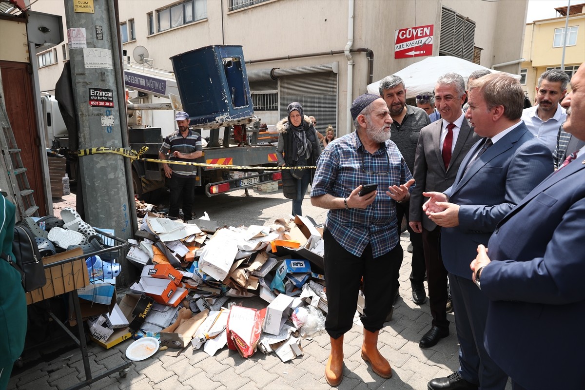 Erzincan’da sıralı dükkanların çatısında çıkan yangının ardından Vali Hamza Aydoğdu esnafı ziyaret...