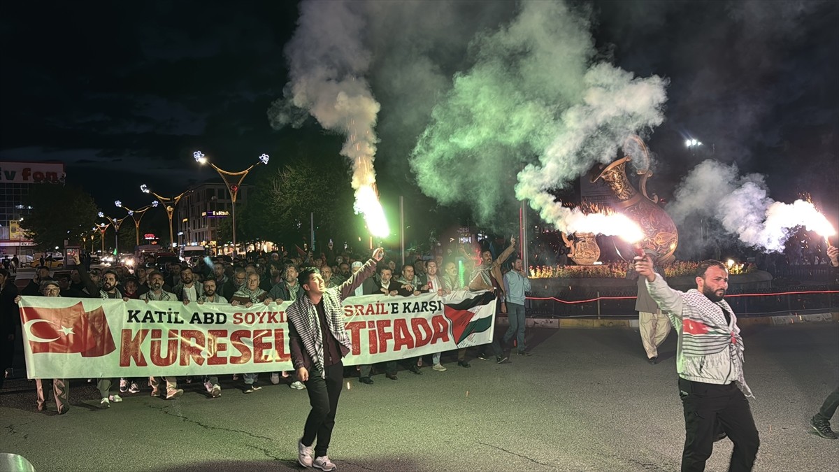 Erzincan’da vatandaşlar ile üniversite öğrencileri, İsrail'in Gazze'ye yönelik saldırılarını...