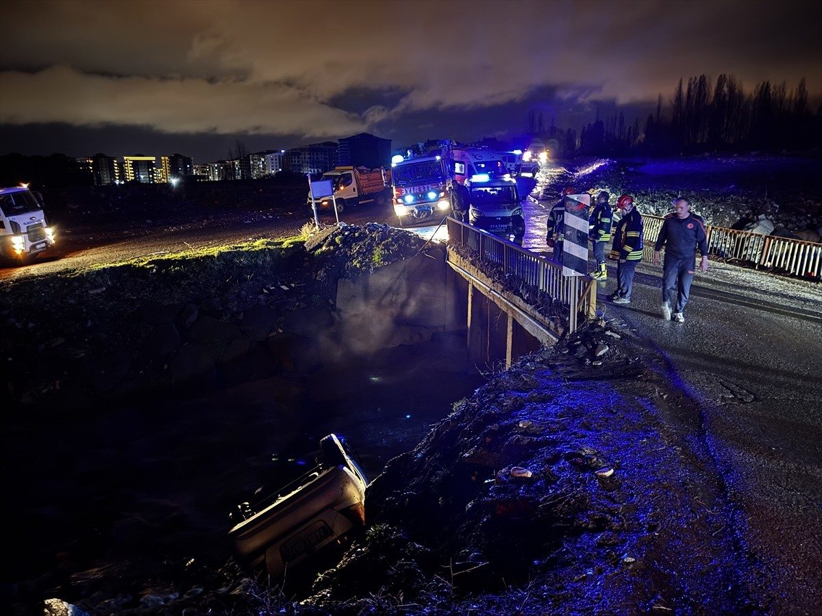 Erzurum'da dereye yuvarlanan araçtaki 4 kişiden 3'ü yaralandı.